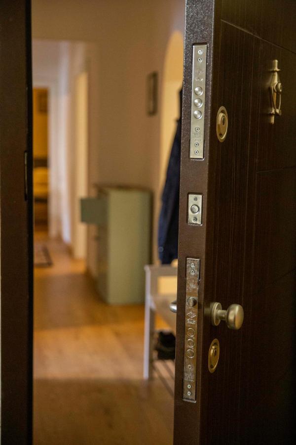 Central Sofia 3-Bedroom Apartment - Urban Art Gallery - Free Parking! Exterior foto
